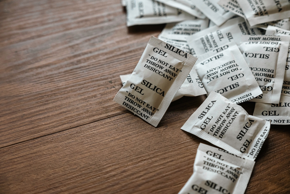 Silica gel packets on a brown table